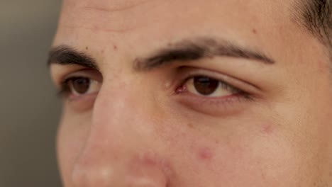 Seitenansicht-Eines-Hübschen-Jungen-Mannes-Mit-Braunen-Augen,-Der-Zur-Seite-Schaut